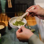 Comment préparer un onguent maison à l’argile et au miel pour les irritations cutanées