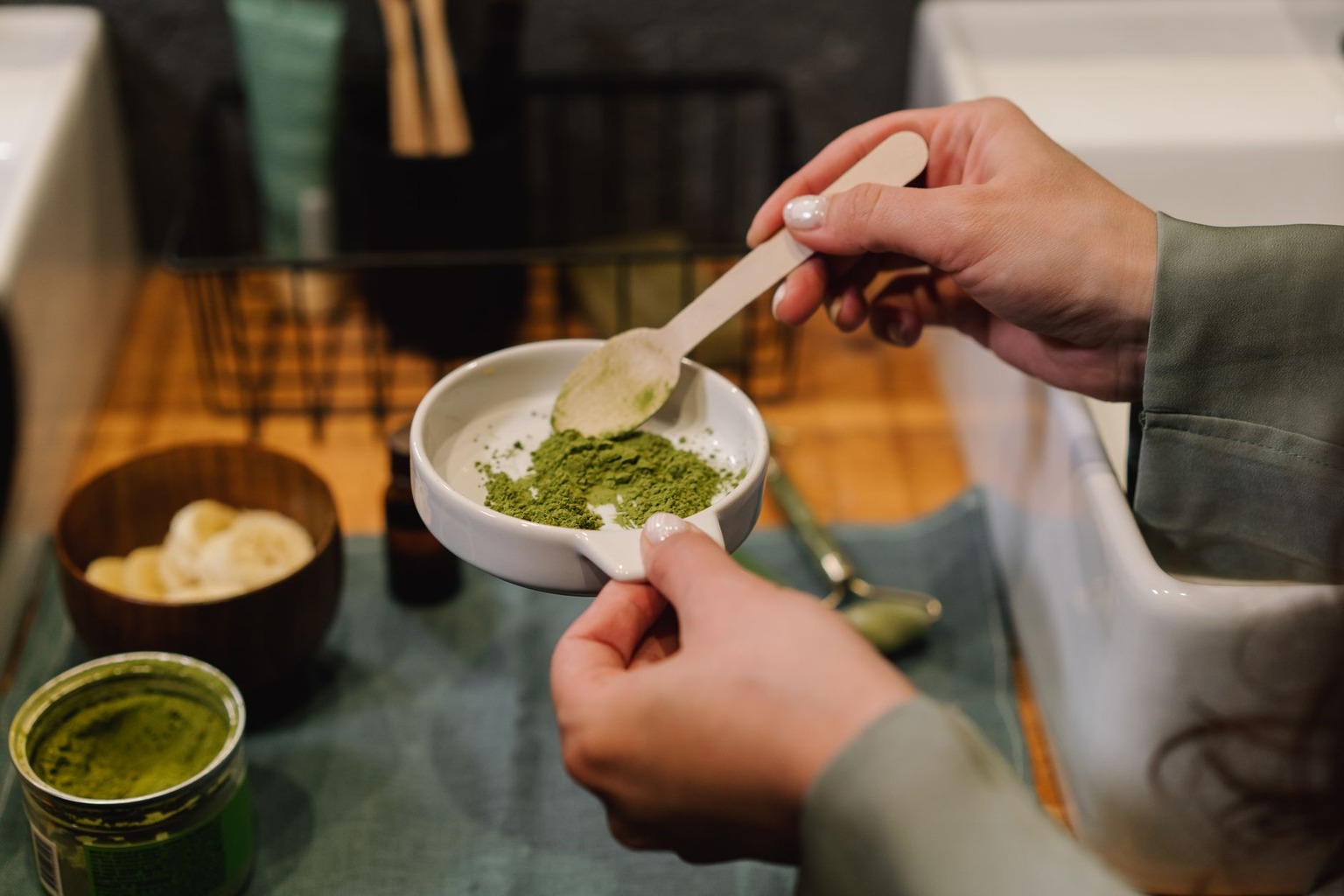 Comment préparer un onguent maison à l’argile et au miel pour les irritations cutanées
